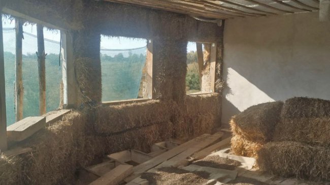 Волинянин будує екобудинок з дерева, глини та соломи. ВІДЕО