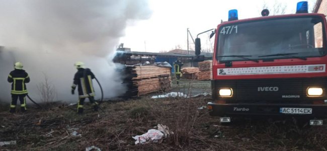 Біля Луцька горіло підприємство. ФОТО