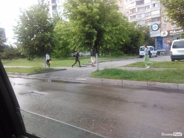 Сьогодні дощовий Луцьк. ФОТОРЕПОРТАЖ