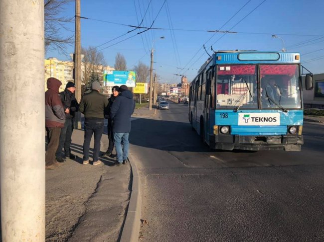 У Луцьку посеред мосту з'явилась небезпечна тріщина. ФОТО