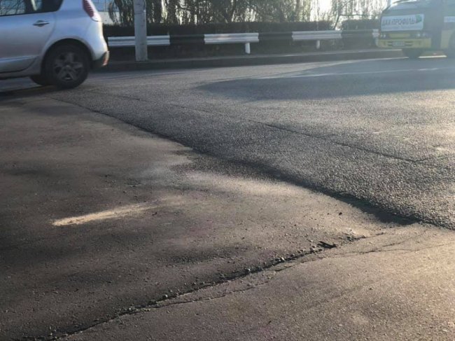 У Луцьку посеред мосту з'явилась небезпечна тріщина. ФОТО