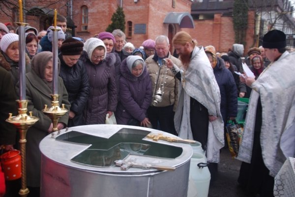 У луцькій церкві святять воду. ФОТО