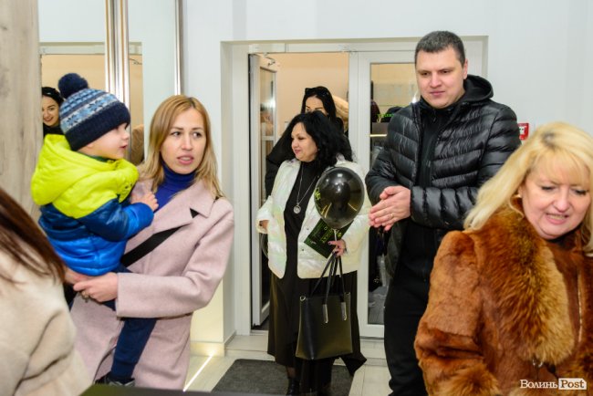 Зі знижками та цінними подарунками: у Луцьку грандіозно відкрилий шоурум меблів і декору «МакКо»*