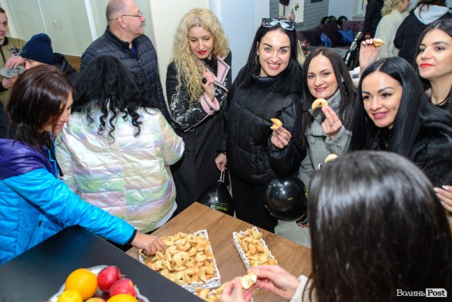 Зі знижками та цінними подарунками: у Луцьку грандіозно відкрилий шоурум меблів і декору «МакКо»*