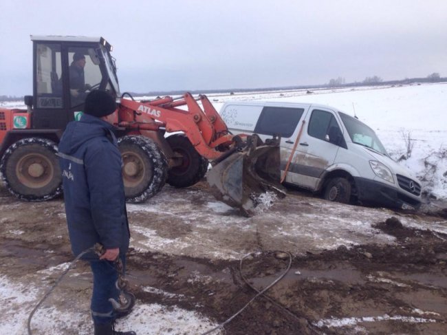 Волинські рятувальники витягли Mercedes з кювету. ФОТО