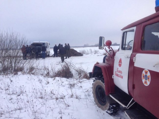 Волинські рятувальники витягли Mercedes з кювету. ФОТО