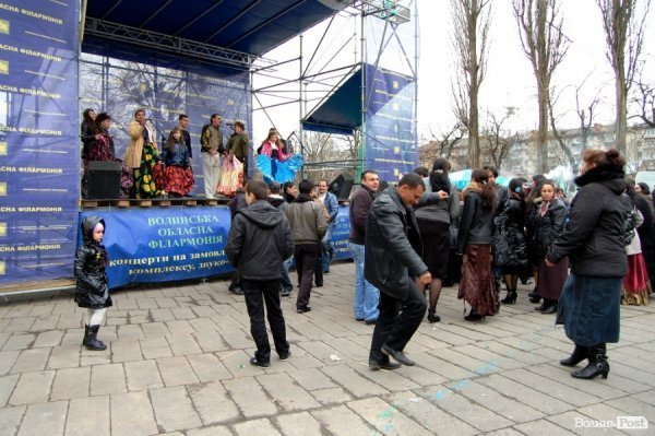 У центрі Луцька гуляли цигани. ФОТО