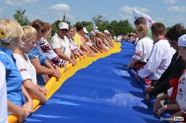 Під Берестечком розгорнули прапор України довжиною 60 метрів. ФОТО