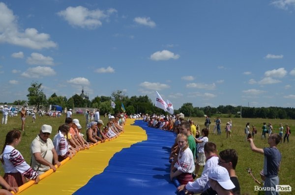 Під Берестечком розгорнули прапор України довжиною 60 метрів. ФОТО