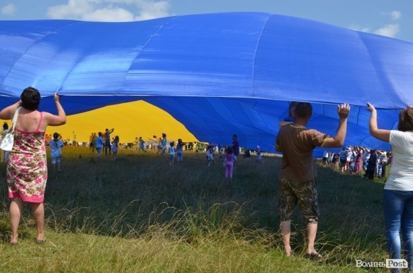 Під Берестечком розгорнули прапор України довжиною 60 метрів. ФОТО
