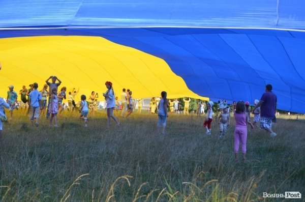 Під Берестечком розгорнули прапор України довжиною 60 метрів. ФОТО