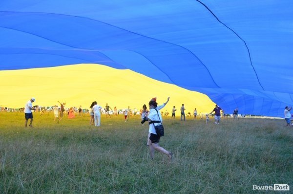 Під Берестечком розгорнули прапор України довжиною 60 метрів. ФОТО