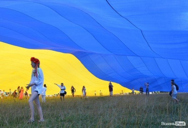 Під Берестечком розгорнули прапор України довжиною 60 метрів. ФОТО