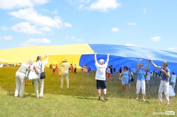 Під Берестечком розгорнули прапор України довжиною 60 метрів. ФОТО