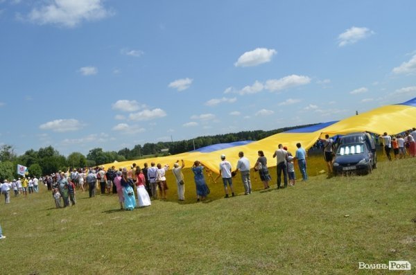Під Берестечком розгорнули прапор України довжиною 60 метрів. ФОТО