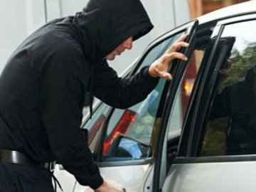 У місті на Волині «на гарячому» спіймали автокрадія