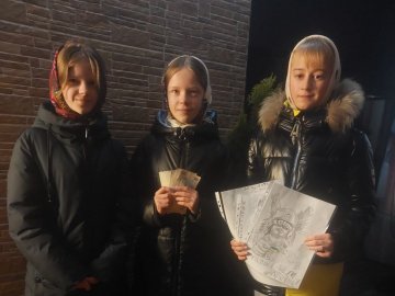 На Волині діти віддали наколядовані гроші волонтерам