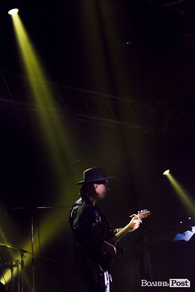 Квітчаста піжама, босі ноги і сотні «дякую»: у Луцьку – «майже квартирник» Бабкіна. ФОТО