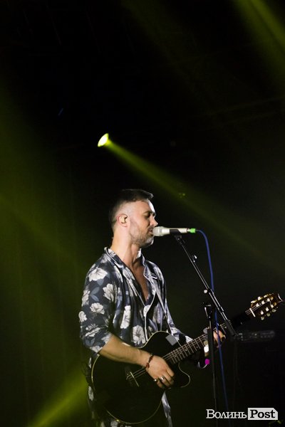 Квітчаста піжама, босі ноги і сотні «дякую»: у Луцьку – «майже квартирник» Бабкіна. ФОТО