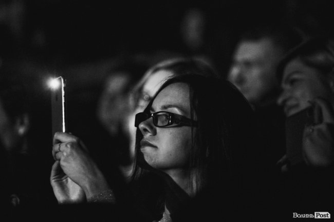 Квітчаста піжама, босі ноги і сотні «дякую»: у Луцьку – «майже квартирник» Бабкіна. ФОТО