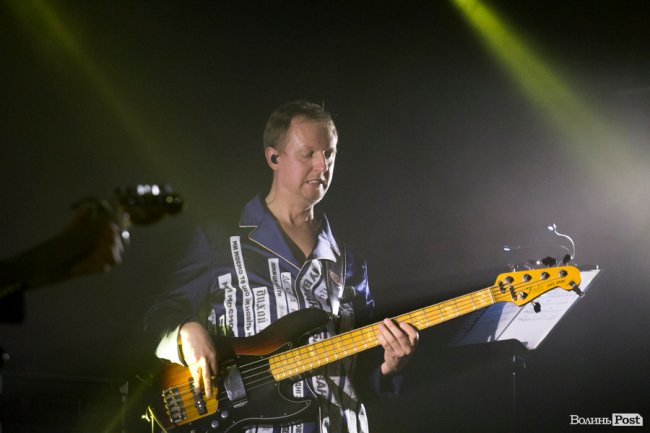 Квітчаста піжама, босі ноги і сотні «дякую»: у Луцьку – «майже квартирник» Бабкіна. ФОТО