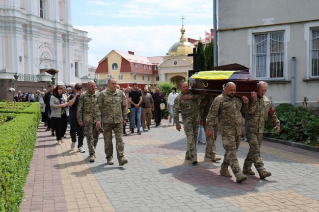 У Луцьку попрощалися з воїном Олександром Кобильком