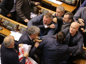 Нардеп Ігор Лапін прокоментував бійку у парламенті. ВІДЕО