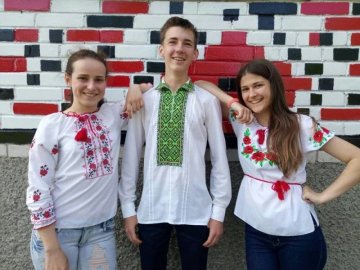 У Луцьку школа «перевдягнулася» у вишиванку