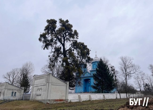 На Волині релігійна громада вирішувала, чи переходити з МП до ПЦУ: людей втихомирювала поліція. ФОТО