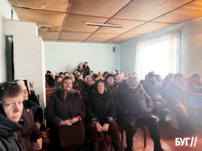 На Волині релігійна громада вирішувала, чи переходити з МП до ПЦУ: людей втихомирювала поліція. ФОТО