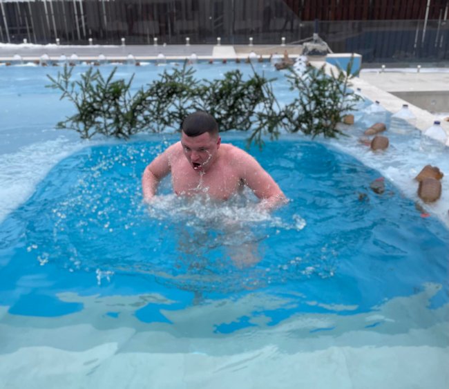 Як відомі волиняни пірнали у крижану воду. ФОТО