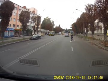 «Безсмертна»: у Луцьку жінка вибігла під колеса авто. ВІДЕО