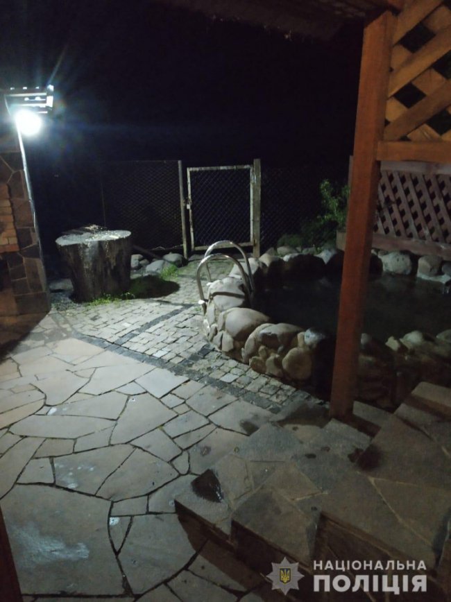 На Закарпатті власники ресторану з рушниці стріляли у відвідувачів. ФОТО