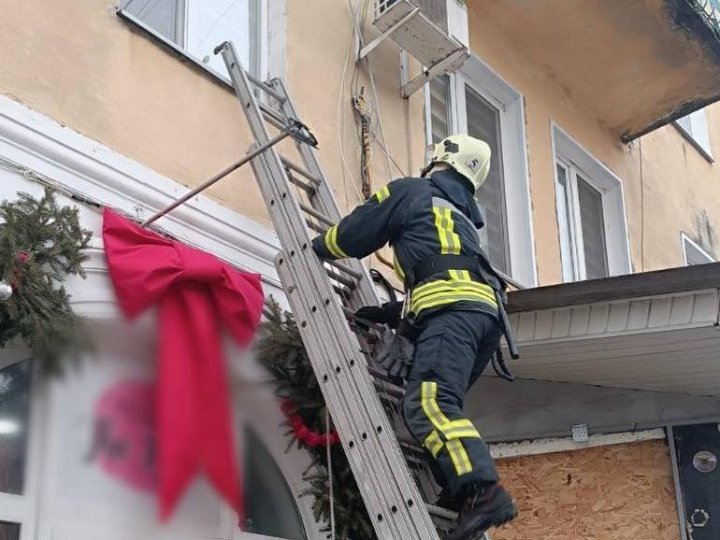 На Волині у квартирі зачинилася дворічна дитина