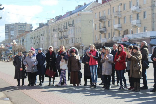  Квіти біля пам’ятника і хвилина мовчання: лучани вшанували Тараса Шевченка. ФОТО