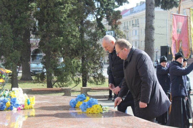  Квіти біля пам’ятника і хвилина мовчання: лучани вшанували Тараса Шевченка. ФОТО