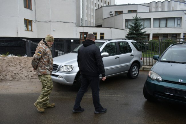 Два автомобілі для військових передали з Волині