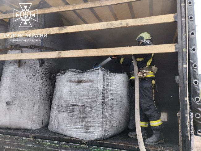 На Волині загорілася вантажівка, яка перевозила деревне вугілля
