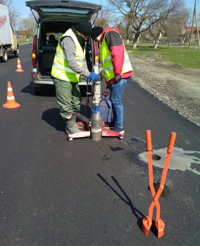 Як перевіряють якість щойно відремонтованої волинської дороги. ФОТО