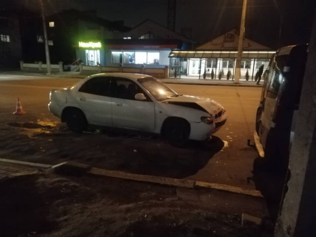 У Луцьку легковик врізався в бус. ФОТО