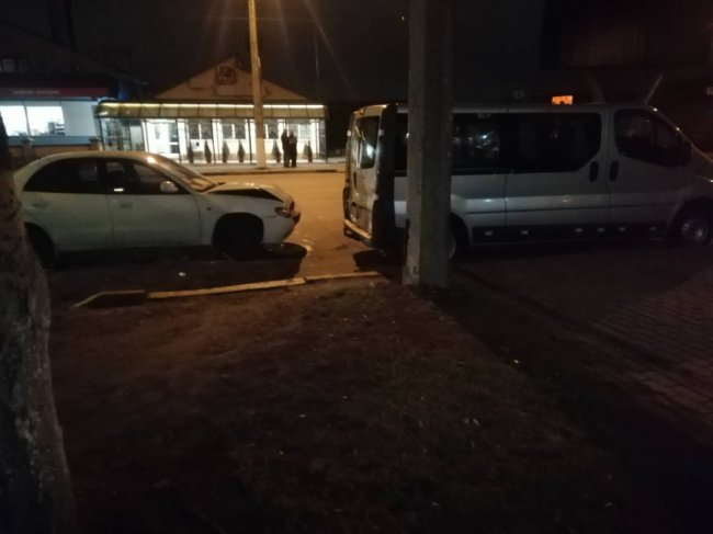 У Луцьку легковик врізався в бус. ФОТО