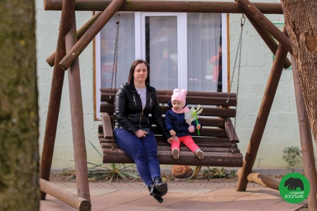 Квіти, усмішки і діти: як минуло 8 березня у Луцькому зоопарку. ФОТО