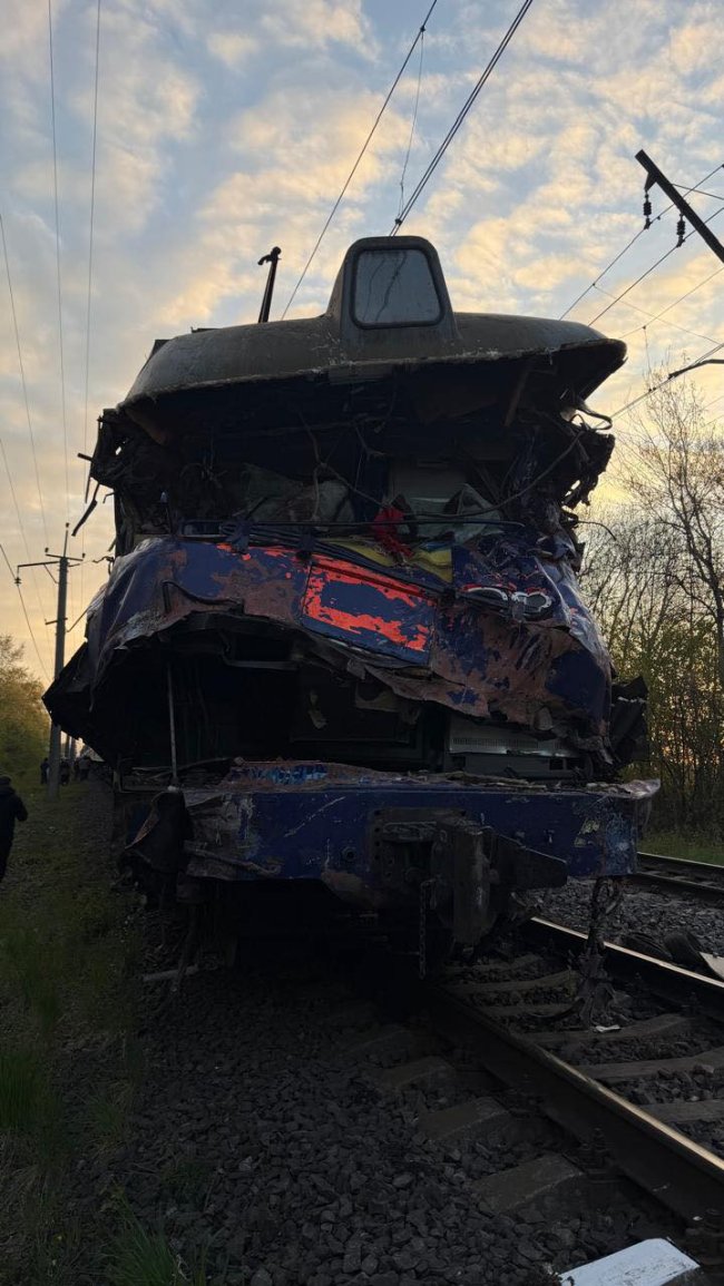 На Львівщині зіткнулися потяг і автокран, є загиблі