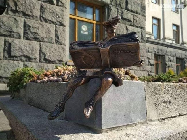 Біля волинського вишу невідомі викрали скульптуру кликуна 