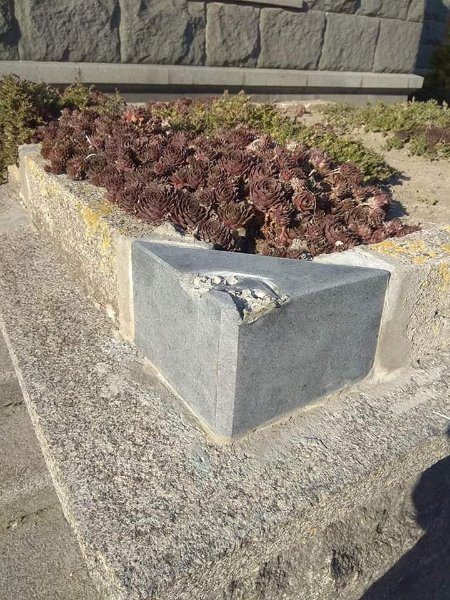 Біля волинського вишу невідомі викрали скульптуру кликуна 