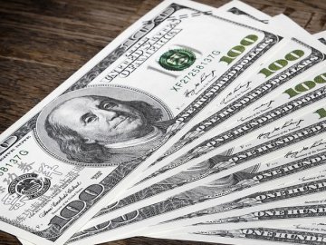 Нацбанк різко знизив офіційний курс долара