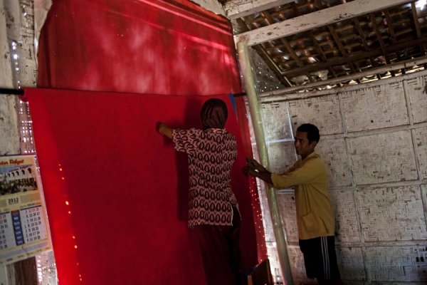 Безрука жінка стала фотографом