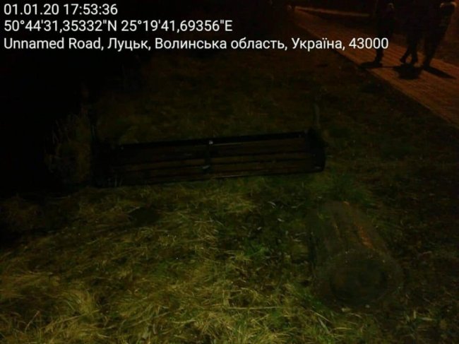 У луцькому парку вандали перекинули смітники і кинули лавки в канал. ФОТО