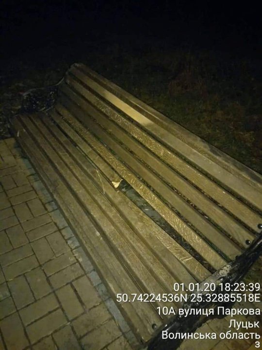 У луцькому парку вандали перекинули смітники і кинули лавки в канал. ФОТО
