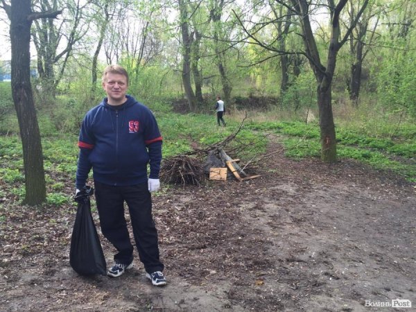 Депутати Луцькради вийшли на генеральне прибирання. ФОТО. ВІДЕО
